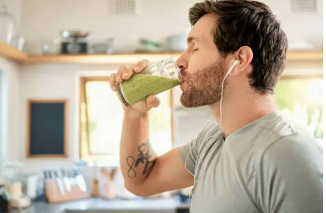 Nutrihacks Healthy man drinking green smoothie
